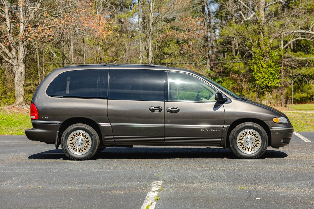 1997 Chrysler Town & Country - Image 9 of 31