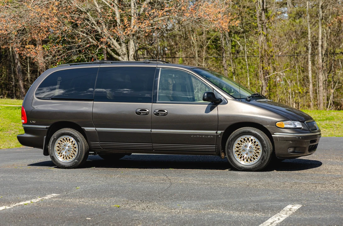 1997 Chrysler Town & Country - Image 8 of 31