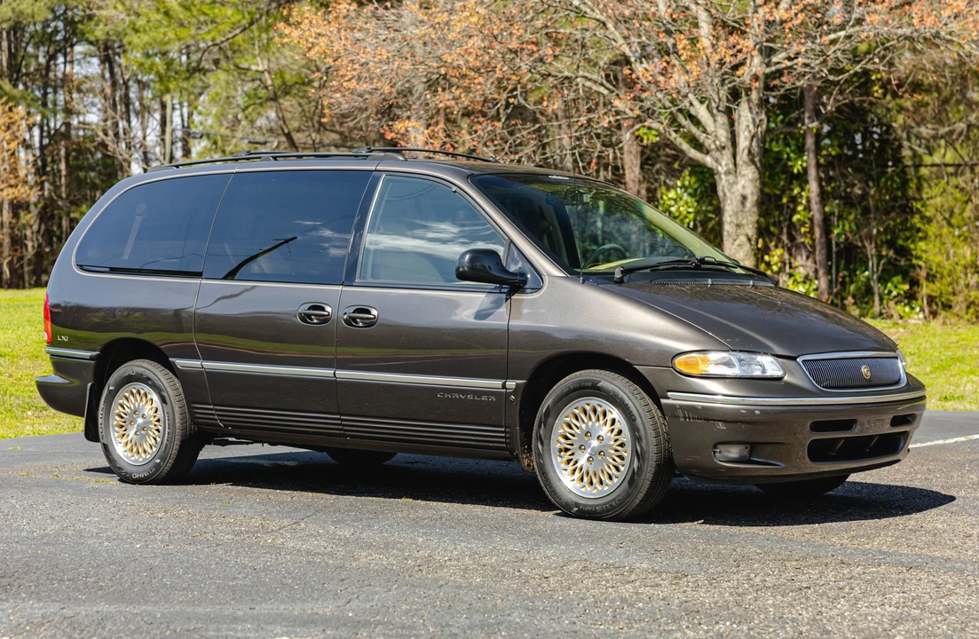 1997 Chrysler Town & Country - Image 7 of 31
