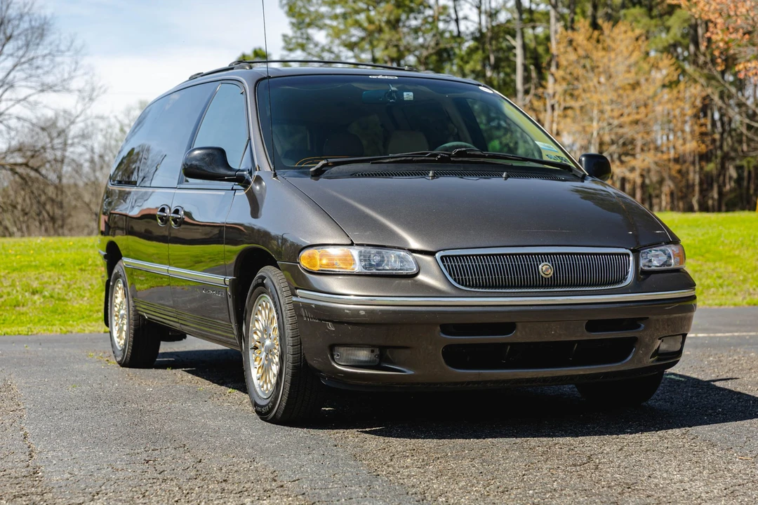 1997 Chrysler Town & Country - Image 5 of 31