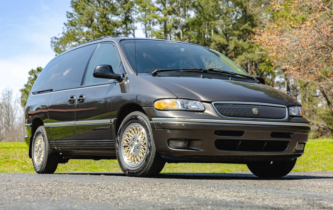 1997 Chrysler Town & Country - Image 2 of 31
