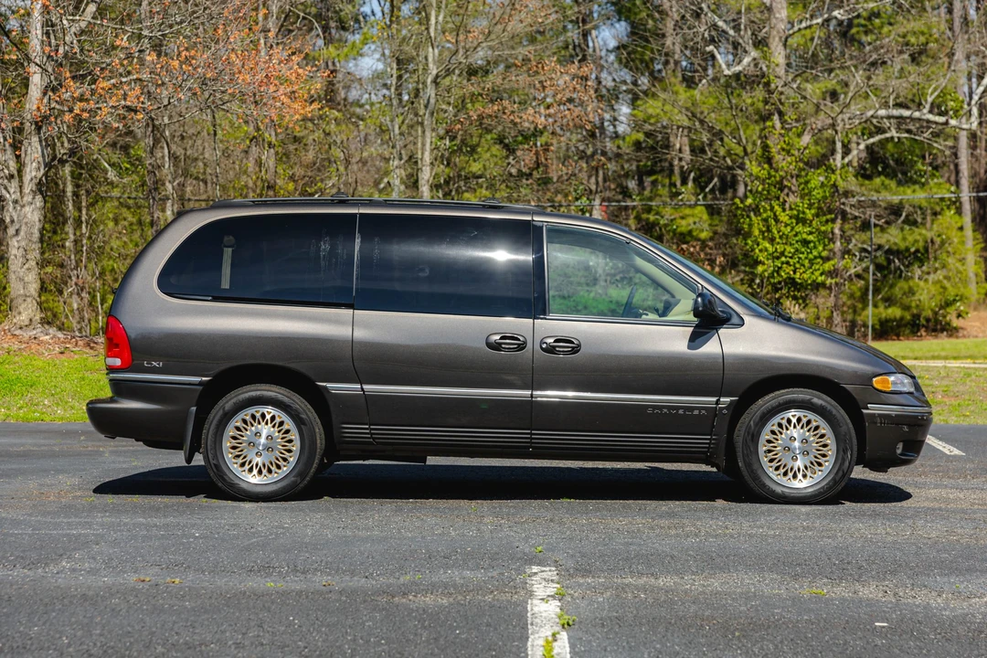 1997 Chrysler Town & Country - Image 10 of 31