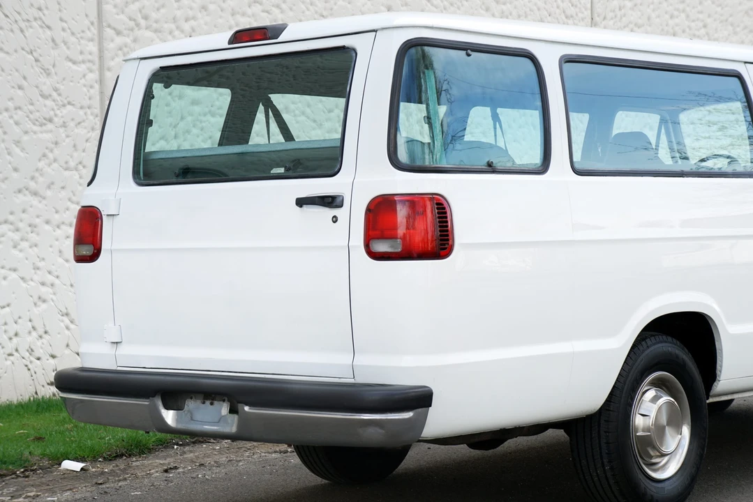 1997 Dodge Ram Van - Image 16 of 31