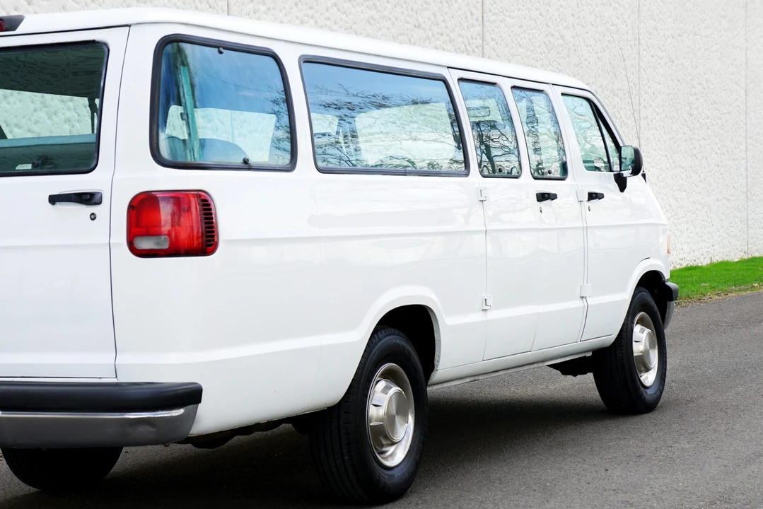 1997 Dodge Ram Van - Image 17 of 31