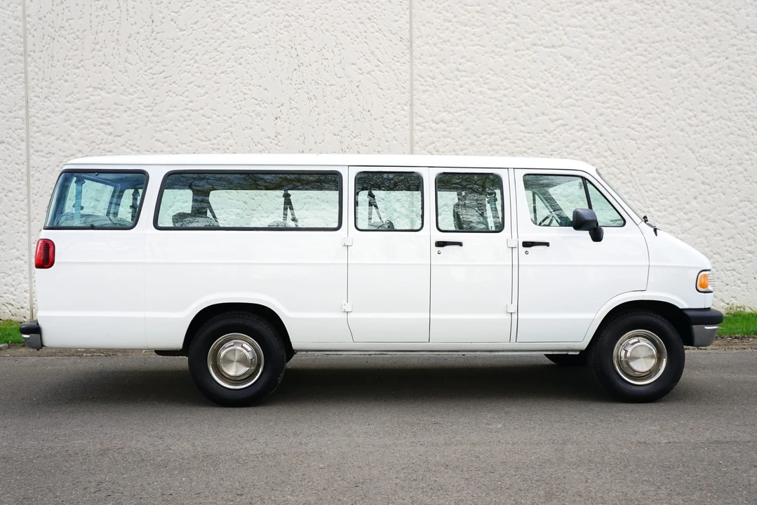 1997 Dodge Ram Van - Image 9 of 31