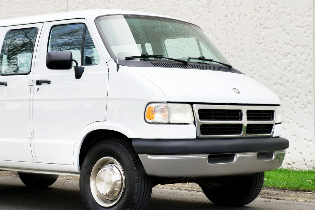 1997 Dodge Ram Van - Image 11 of 31