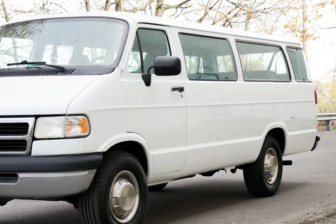 1997 Dodge Ram Van - Image 13 of 31