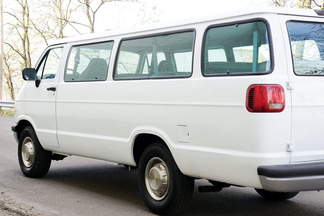 1997 Dodge Ram Van - Image 14 of 31