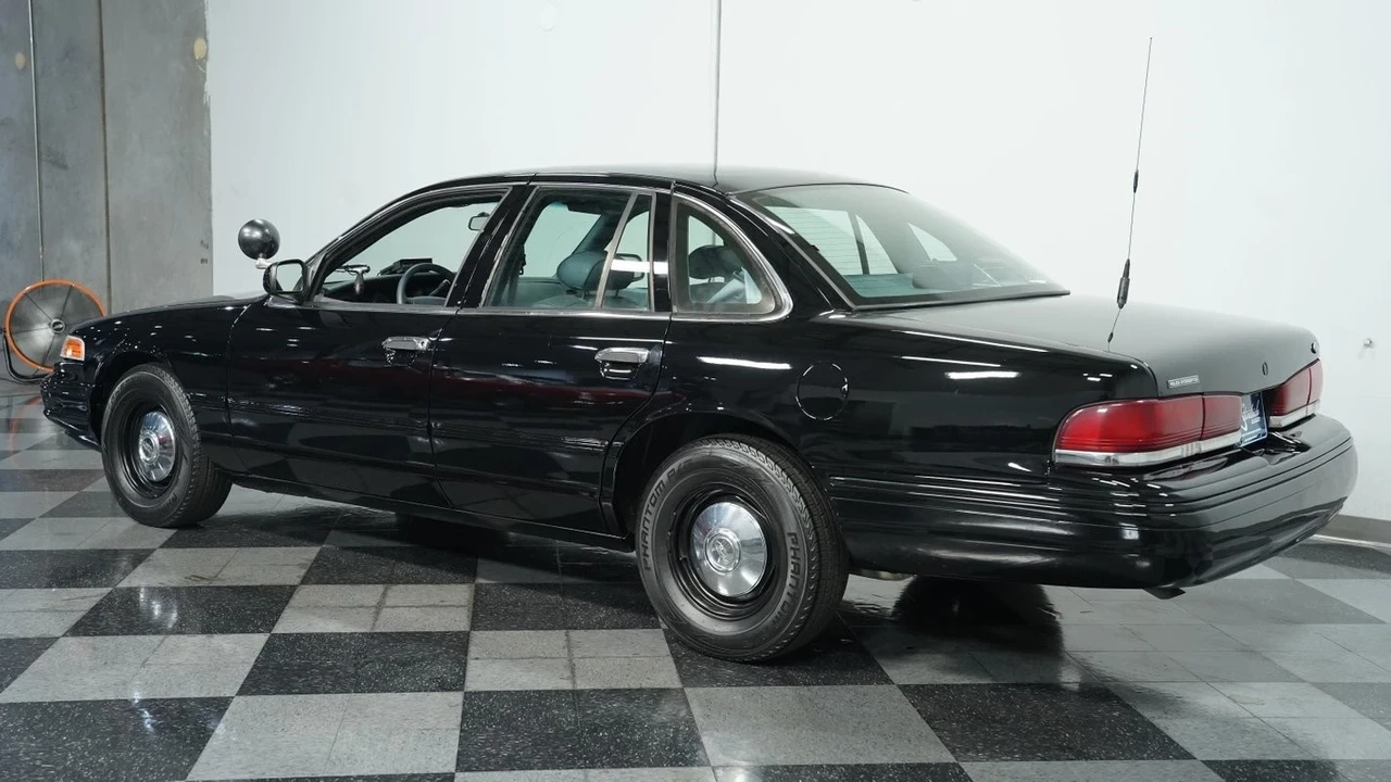 1997 Ford Crown Victoria - Image 8 of 12