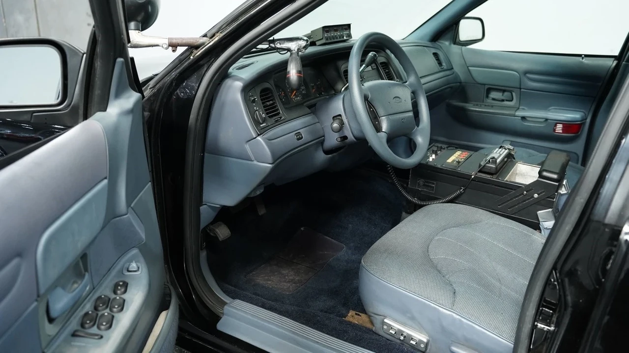 1997 Ford Crown Victoria - Image 5 of 12