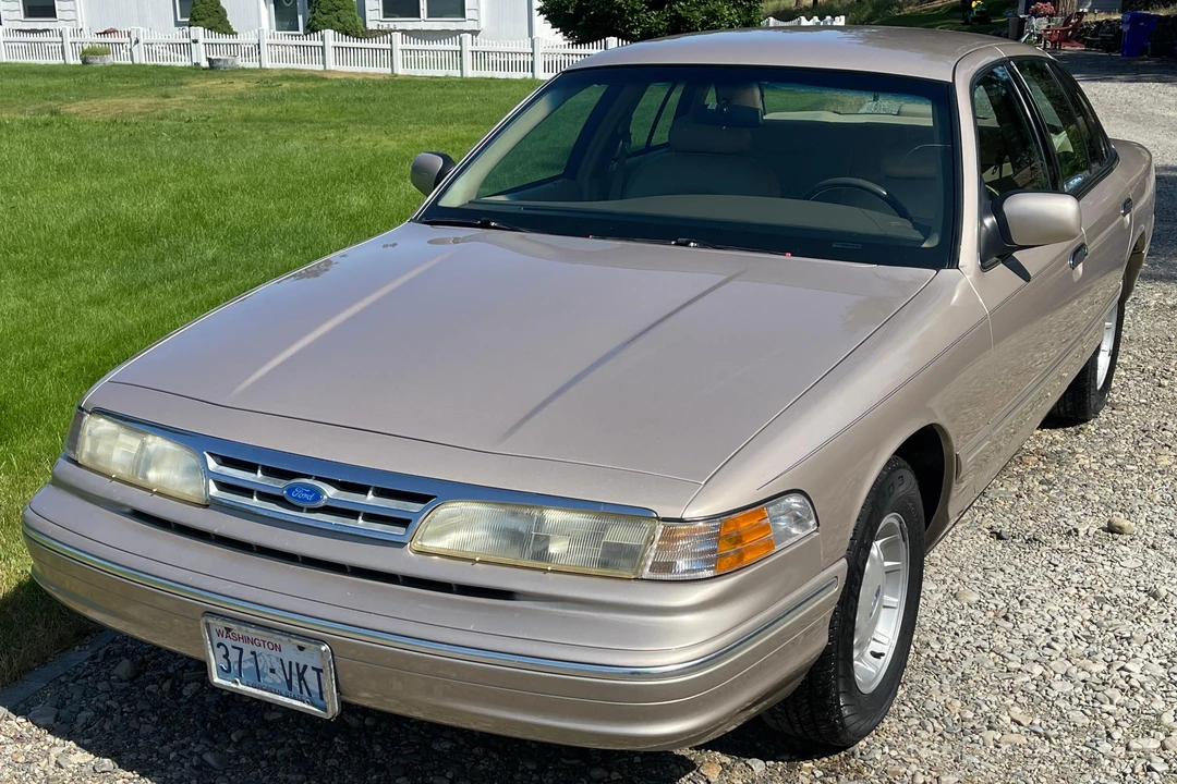 1997 Ford Crown Victoria - Image 2 of 31