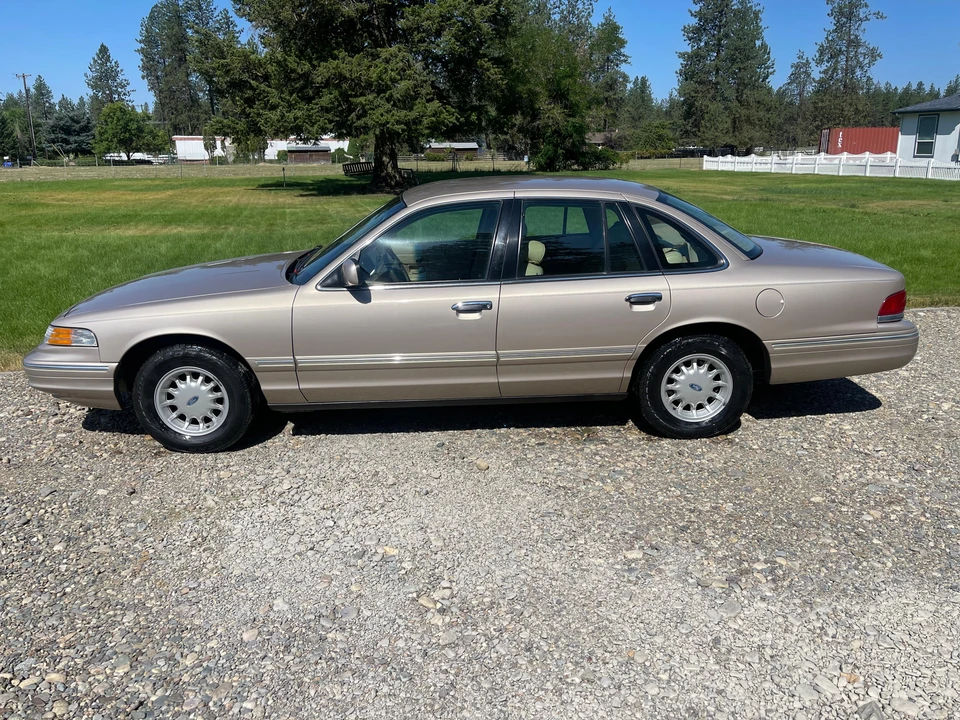 1997 Ford Crown Victoria - Image 9 of 31