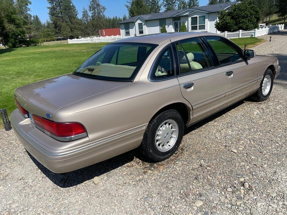 1997 Ford Crown Victoria - Image 18 of 31