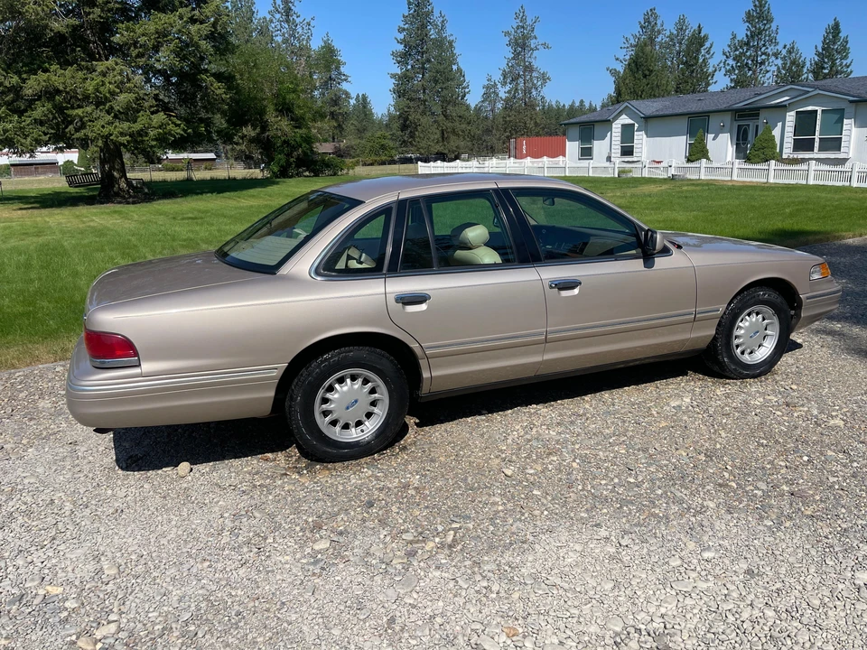1997 Ford Crown Victoria - Image 20 of 31