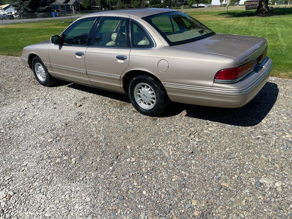 1997 Ford Crown Victoria - Image 11 of 31
