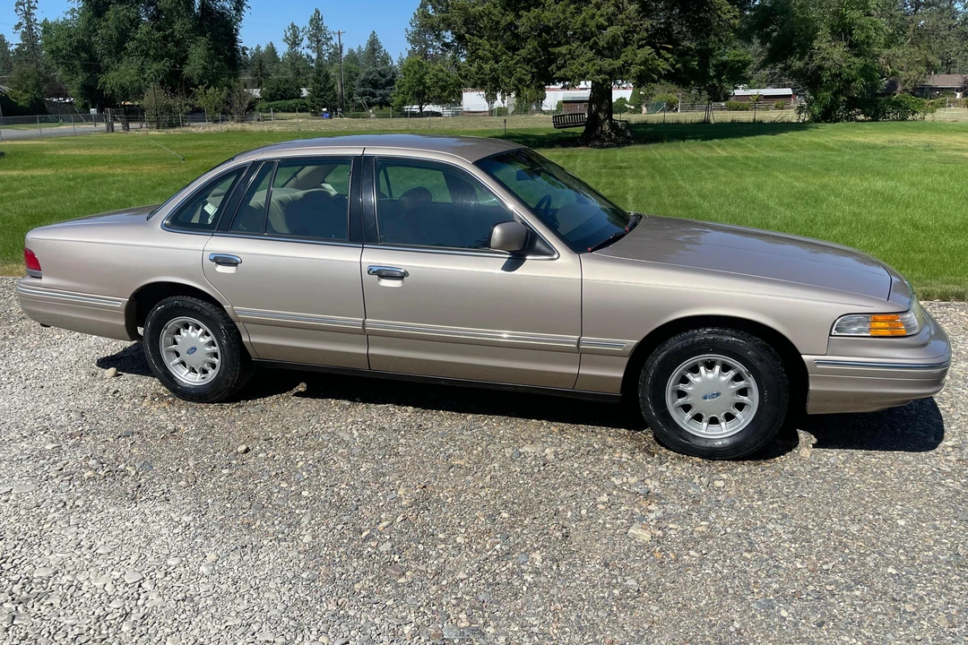 1997 Ford Crown Victoria - Image 3 of 31