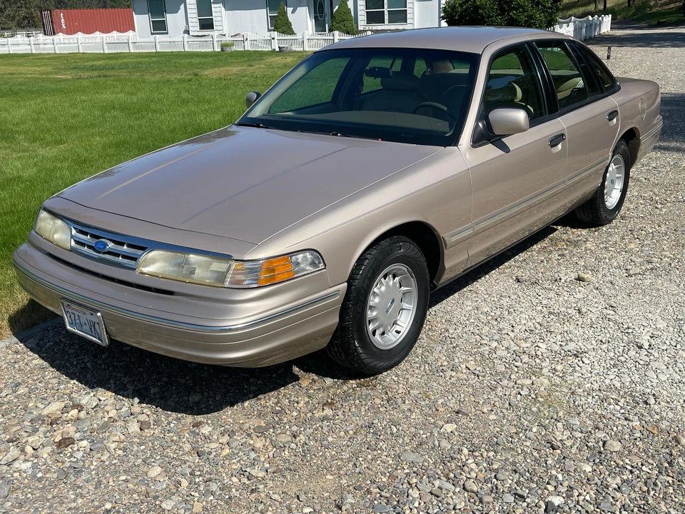 1997 Ford Crown Victoria - Image 8 of 31