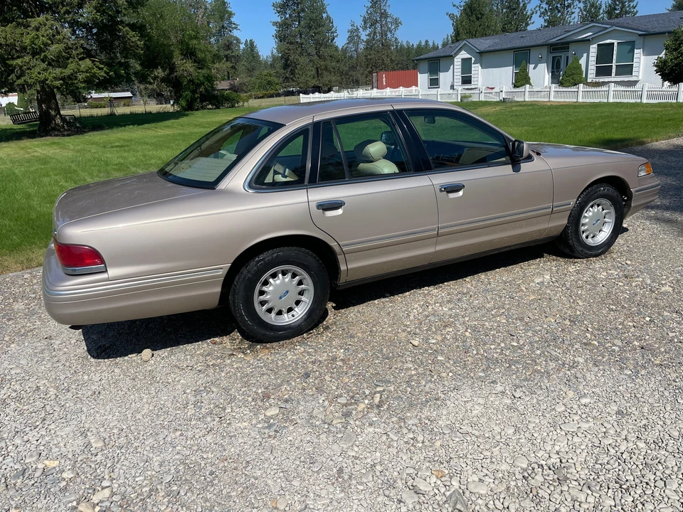 1997 Ford Crown Victoria - Image 19 of 31