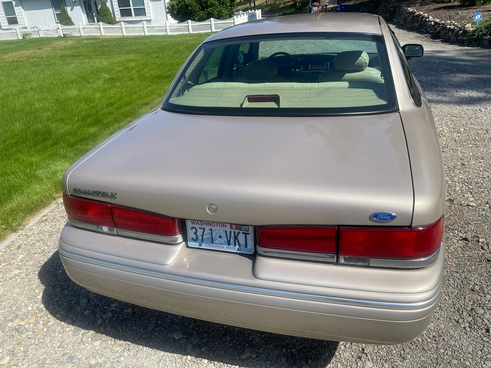1997 Ford Crown Victoria - Image 17 of 31