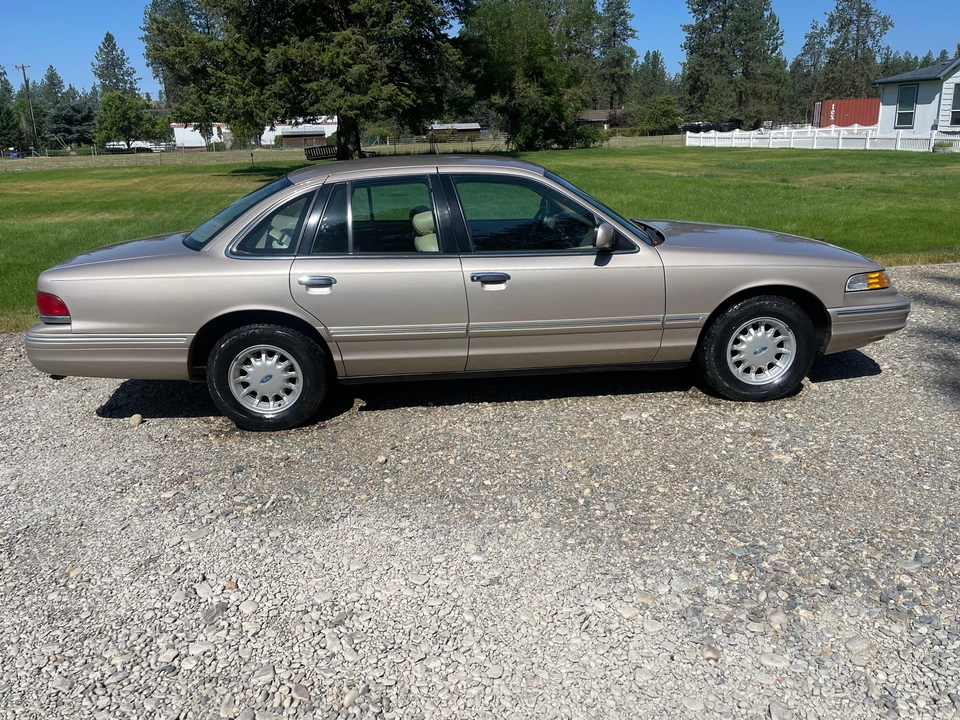 1997 Ford Crown Victoria - Image 22 of 31