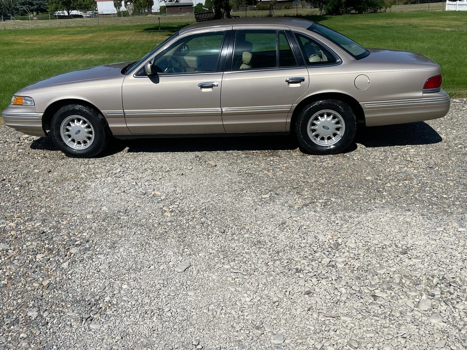 1997 Ford Crown Victoria - Image 10 of 31