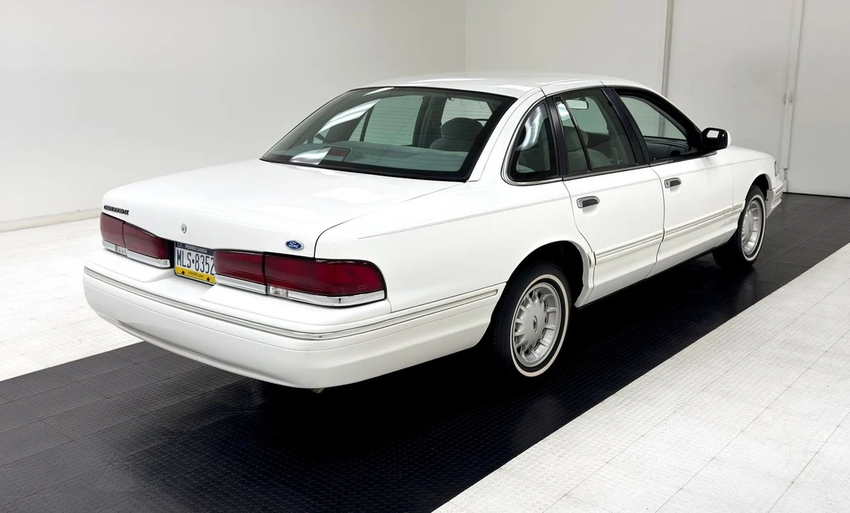 1997 Ford Crown Victoria - Image 5 of 12