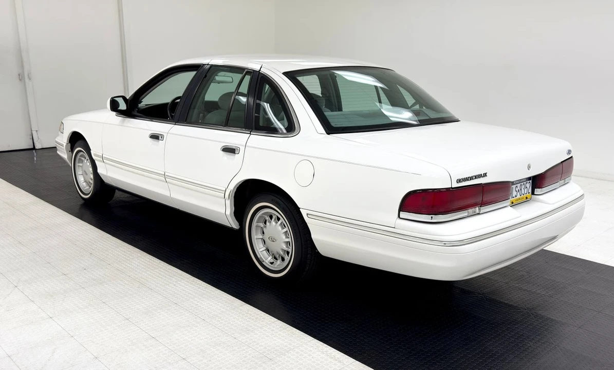 1997 Ford Crown Victoria - Image 3 of 12