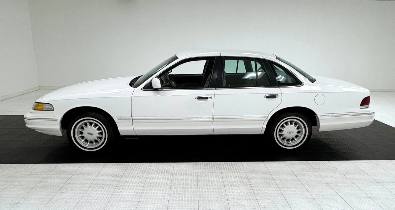 1997 Ford Crown Victoria - Image 2 of 12