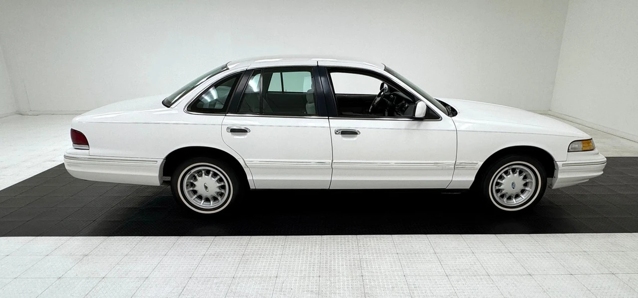 1997 Ford Crown Victoria - Image 6 of 12