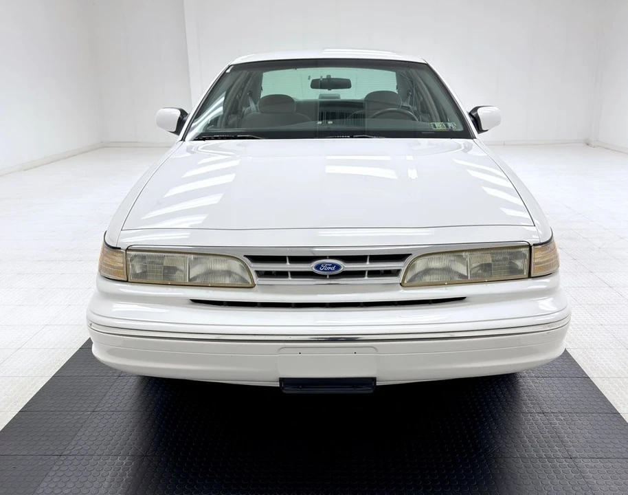 1997 Ford Crown Victoria - Image 8 of 12