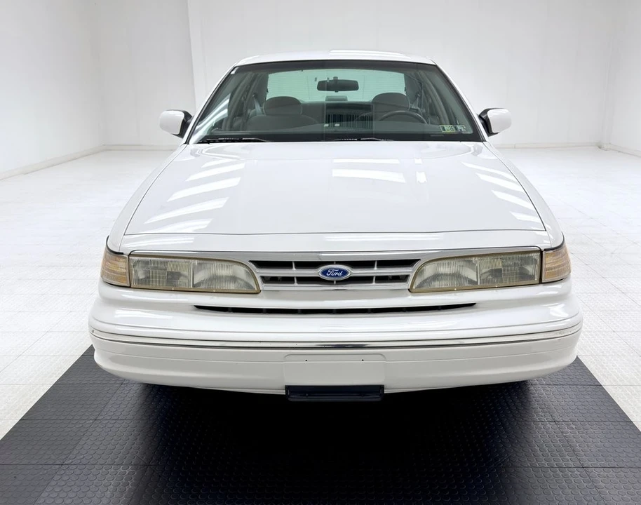 1997 Ford Crown Victoria - Image 8 of 21
