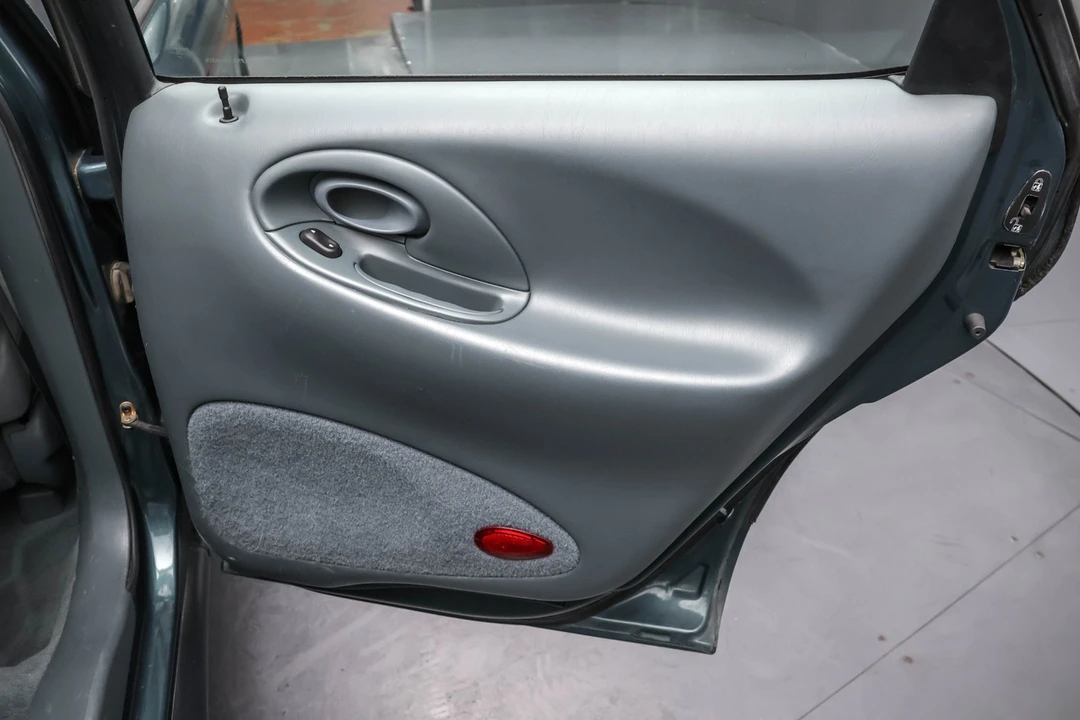 1997 Ford Taurus 3rd Gen - Image 16 of 21