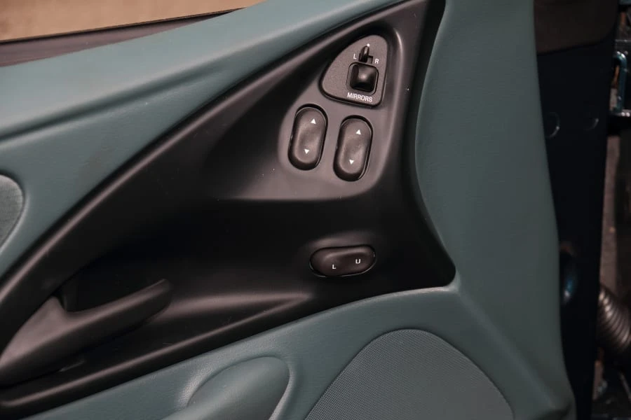 1997 Ford Thunderbird 10th Gen - Image 18 of 31
