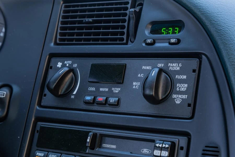 1997 Ford Thunderbird 10th Gen - Image 24 of 31