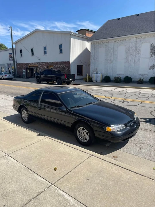 1997 Ford Thunderbird 10th Gen - Image 2 of 7