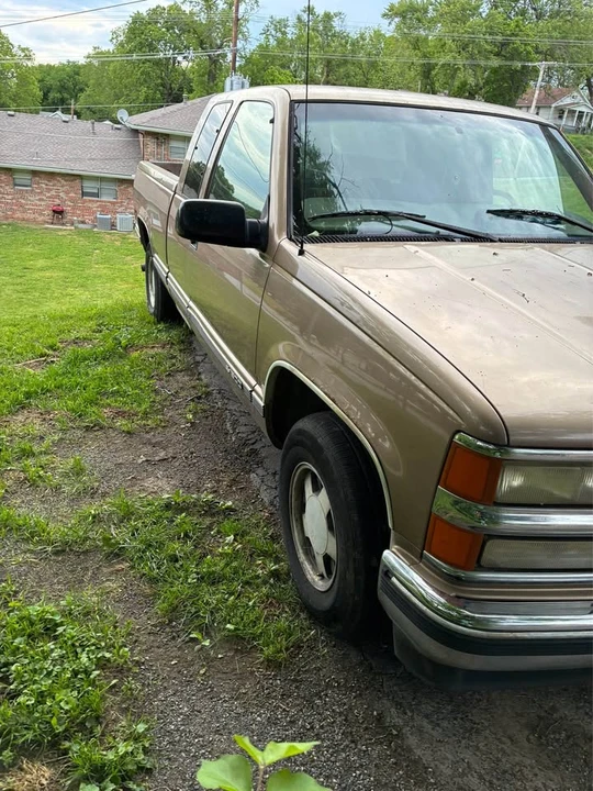 1997 GMC C/K - Image 2 of 3