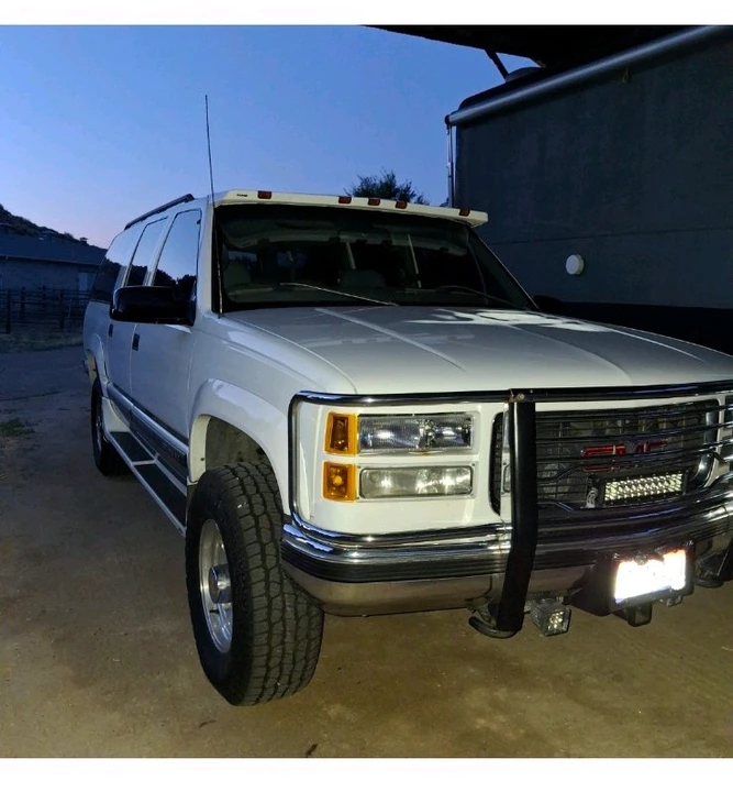 1997 GMC Suburban 8th Gen - Image 3 of 30