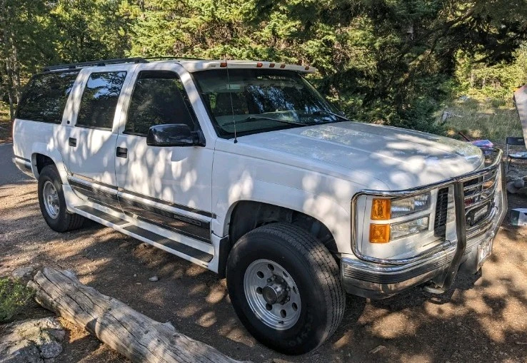1997 GMC Suburban 8th Gen - Image 2 of 30