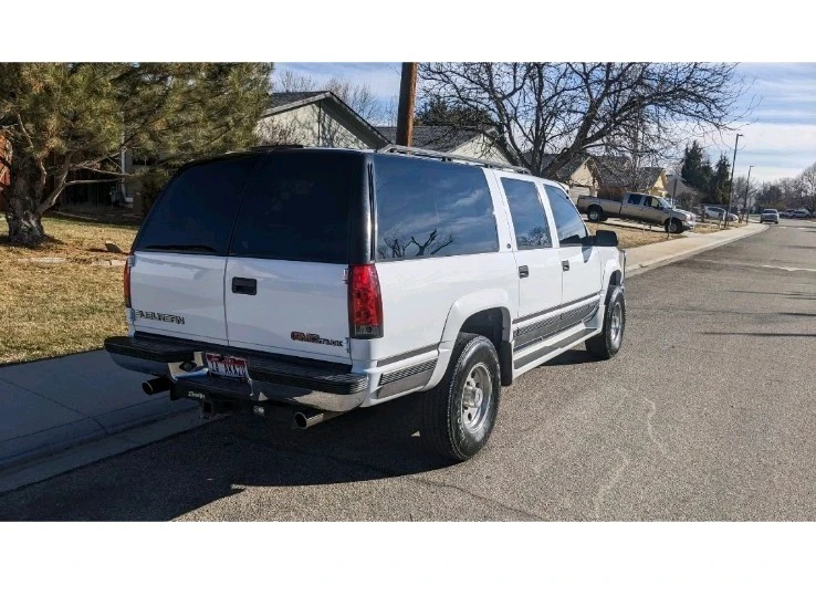 1997 GMC Suburban 8th Gen - Image 4 of 30