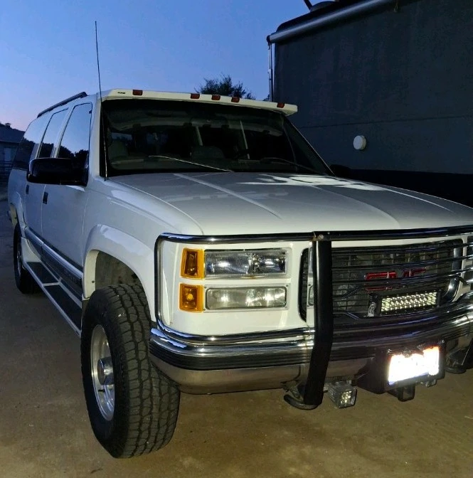 1997 GMC Suburban 8th Gen - Image 3 of 31