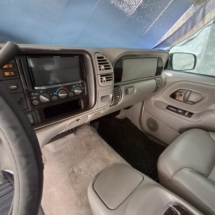 1997 GMC Suburban 8th Gen - Image 20 of 30