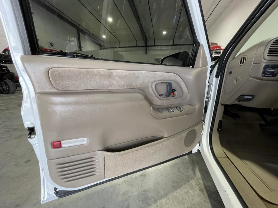 1997 GMC Sierra 1st Gen - Image 28 of 31
