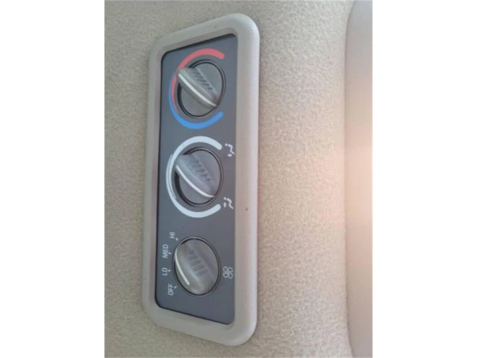 1997 GMC Suburban 8th Gen - Image 8 of 23