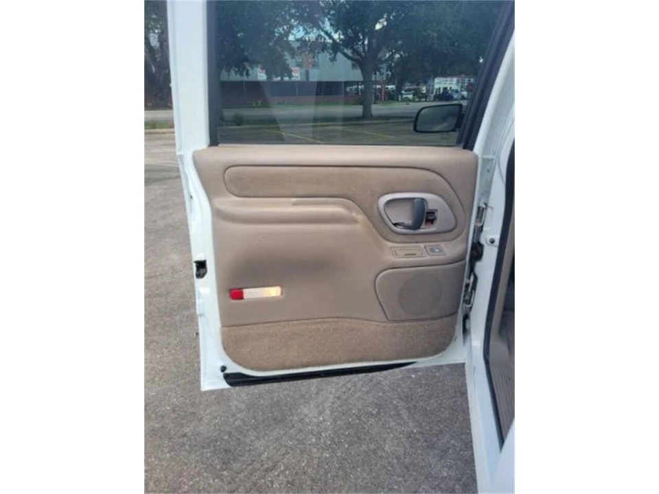 1997 GMC Suburban 8th Gen - Image 17 of 23