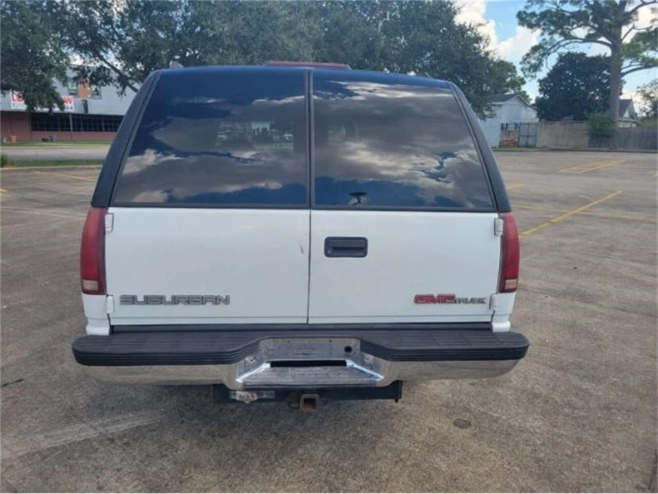 1997 GMC Suburban 8th Gen - Image 4 of 23