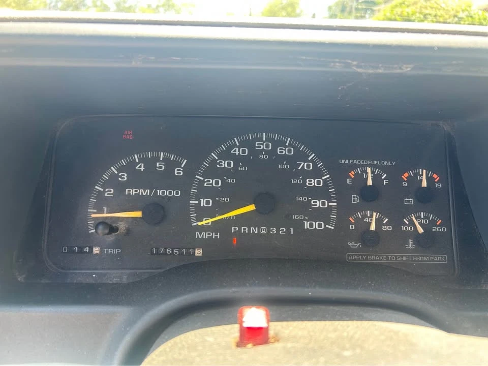 1997 GMC Suburban 8th Gen - Image 9 of 14