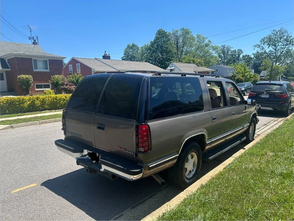 1997 GMC Suburban 8th Gen - Image 4 of 14