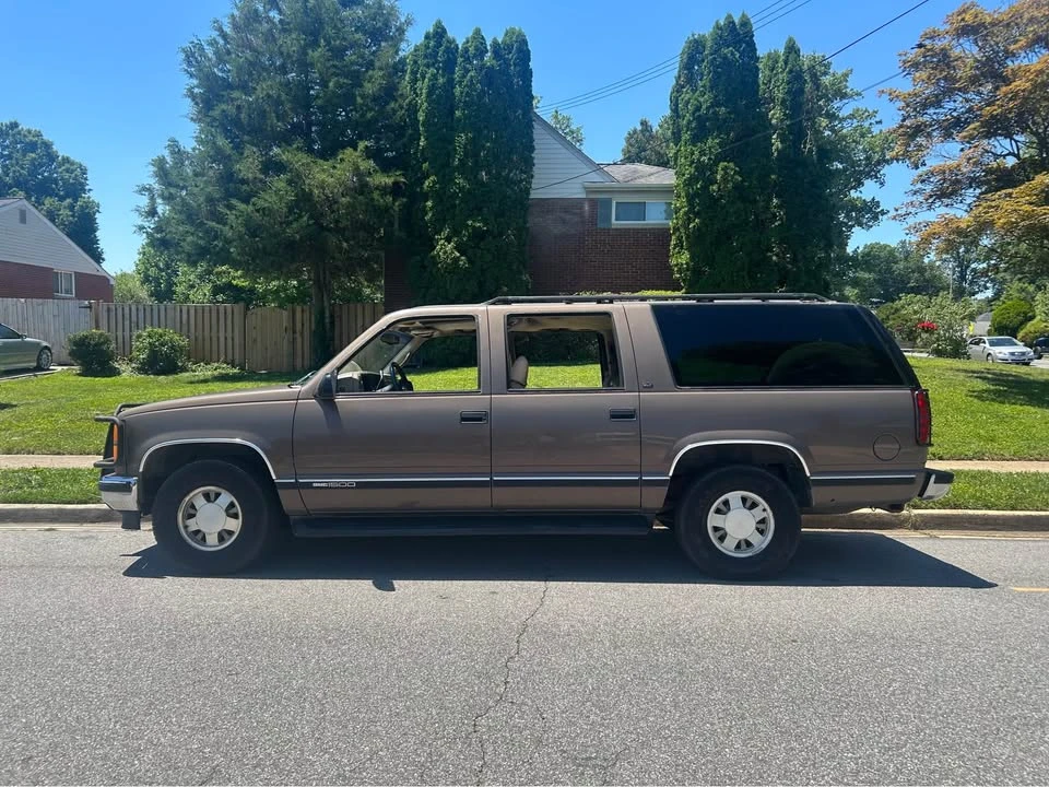 1997 GMC Suburban 8th Gen - Image 5 of 14