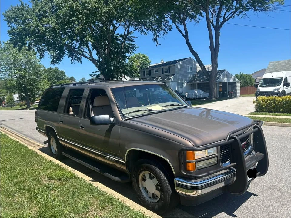 1997 GMC Suburban 8th Gen - Image 2 of 14