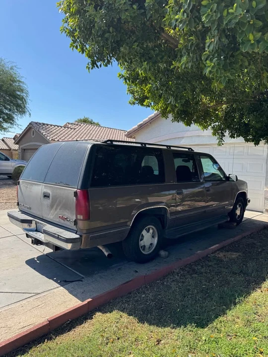 1997 GMC Suburban 8th Gen - Image 2 of 10